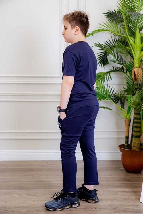 ترنج ولادي قطعتين لون كحلي تيشيرت بكتابات من الأمام و بنطلون بجيوب من الجانبين