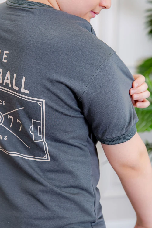 ترنج ولادي قطعتين لون رمادي تيشيرت بكتابات من الأمام و الخلف و بنطلون بجيوب من الجانبين و الخلف