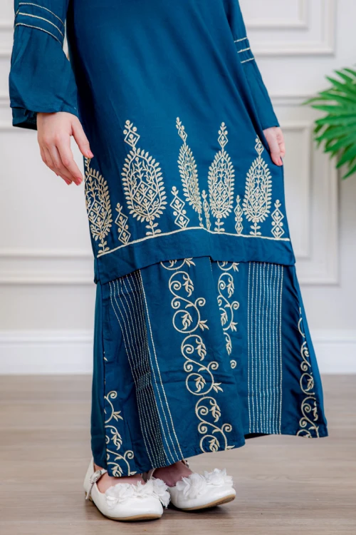 جلابية بناتي لون أزرق مزينة بتطريز بيج ذو أكمام طويلة