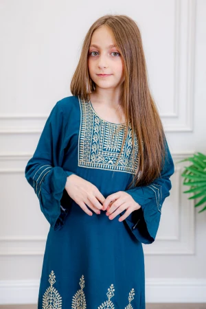 جلابية بناتي لون أزرق مزينة بتطريز بيج ذو أكمام طويلة 