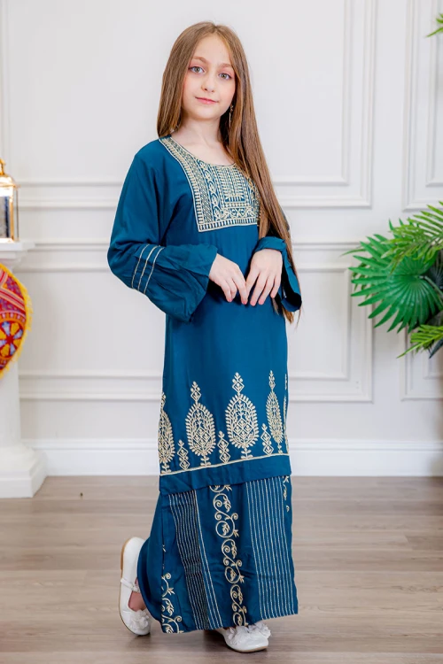 جلابية بناتي لون أزرق مزينة بتطريز بيج ذو أكمام طويلة