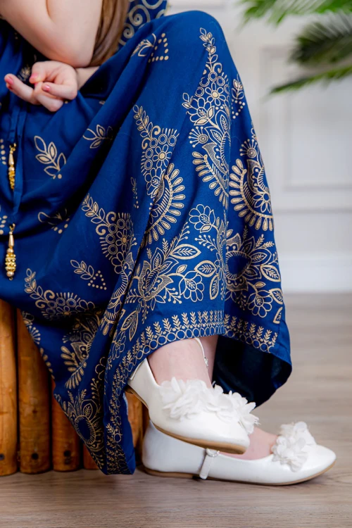 جلابية بناتي لون أزرق مزينة بتطريز ذهبي ذو أكمام ميدي و رباط  من الأمام