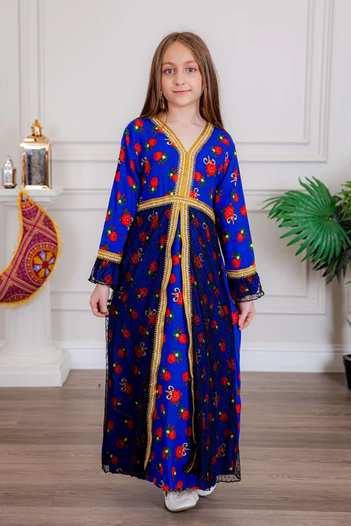 جلابية بناتي ماكسي لون أزرق مزينة بالورود بتطريز ذهبي من الأطراف و بقماش شيفون من الأمام و الأكمام و رباط من الخلف