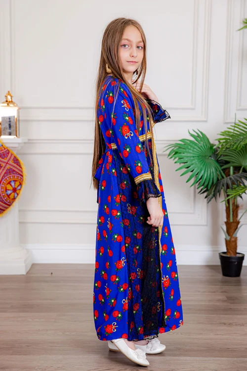 جلابية بناتي ماكسي لون أزرق مزينة بالورود بتطريز ذهبي من الأطراف و بقماش شيفون من الأمام و الأكمام و رباط من الخلف