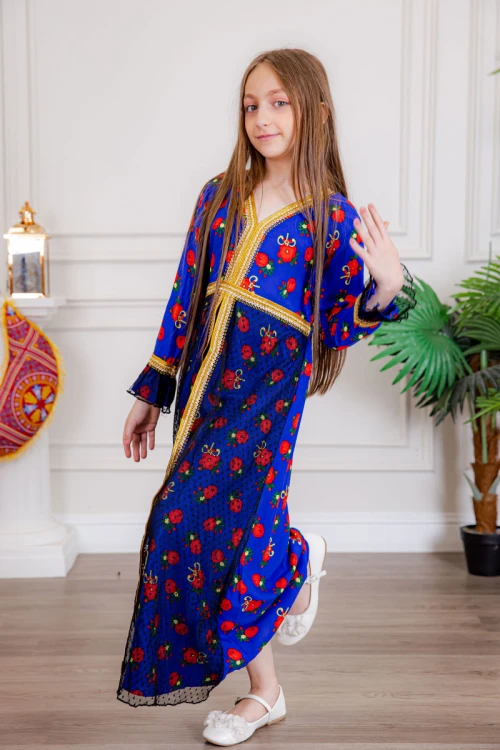 جلابية بناتي ماكسي لون أزرق مزينة بالورود بتطريز ذهبي من الأطراف و بقماش شيفون من الأمام و الأكمام و رباط من الخلف