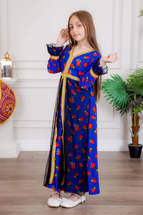 جلابية بناتي ماكسي لون أزرق مزينة بالورود بتطريز ذهبي من الأطراف و بقماش شيفون من الأمام و الأكمام و رباط من الخلف