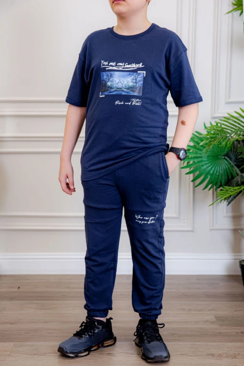 ترنج ولادي قطعتين لون كحلي تيشيرت بكتابات و طبعات من الأمام و الخلف و بنطلون بجيوب من الجانبين و الخلف