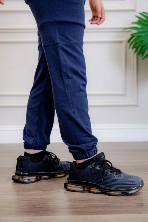 ترنج ولادي قطعتين لون كحلي تيشيرت بكتابات و طبعات من الأمام و الخلف و بنطلون بجيوب من الجانبين و الخلف