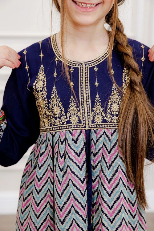 جلابية بناتي لون كحلي بتطريز ذهبي و بخطوط مثلثات ملونة ذو أكمام طويلة و رباط من الأمام