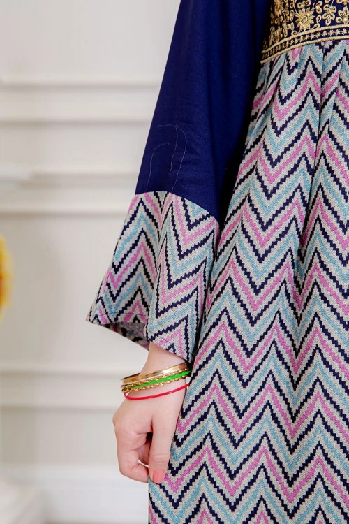 جلابية بناتي لون كحلي بتطريز ذهبي و بخطوط مثلثات ملونة ذو أكمام طويلة و رباط من الأمام