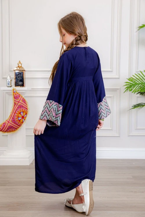 جلابية بناتي لون كحلي بتطريز ذهبي و بخطوط مثلثات ملونة ذو أكمام طويلة و رباط من الأمام