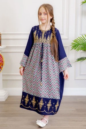 جلابية بناتي لون كحلي بتطريز ذهبي و بخطوط مثلثات ملونة ذو أكمام طويلة و رباط من الأمام