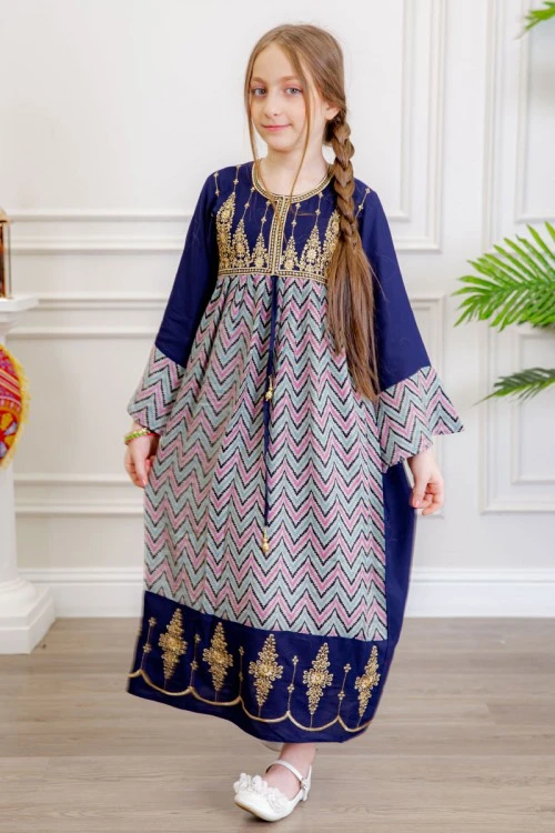جلابية بناتي لون كحلي بتطريز ذهبي و بخطوط مثلثات ملونة ذو أكمام طويلة و رباط من الأمام