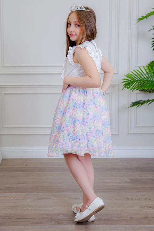 طقم تيور بناتي قطعتين بلوزة بلون أبيض مزينة بفيونكة ملونة من الأمام بدون أكمام و تـنورة ملونة