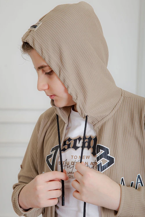 بدلة-ولادي-3-قطع-تيشيرت-لون-أبيض-بكتابات-بدون-أكمام-و-جاكيت-لون-بيج