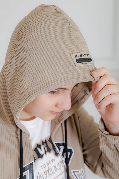 بدلة-ولادي-3-قطع-تيشيرت-لون-أبيض-بكتابات-بدون-أكمام-و-جاكيت-لون-بيج