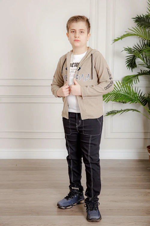 بدلة-ولادي-3-قطع-تيشيرت-لون-أبيض-بكتابات-بدون-أكمام-و-جاكيت-لون-بيج