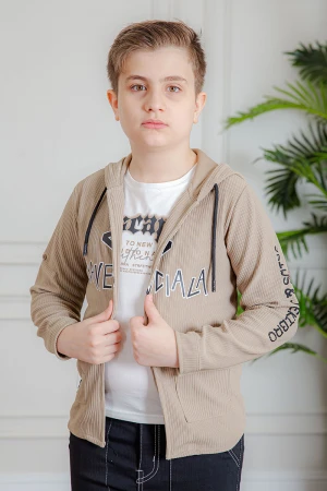 بدلة ولادي 3 قطع تيشيرت لون أبيض بكتابات بدون أكمام و جاكيت لون بيج بقبعة متصلة برباط قابل للتضييق مزين بكتابات و جيوب من الأمام مع بنطلون أسود بجيوب من الجانبين و الخلف 