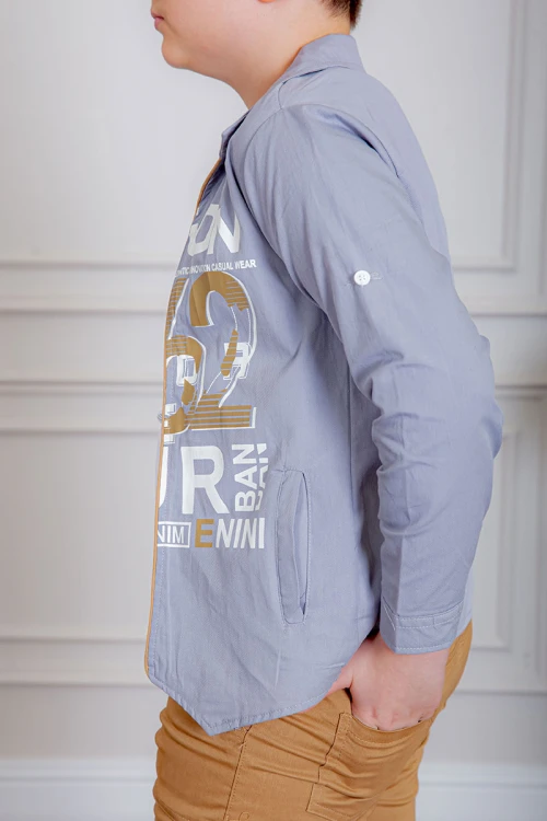 بدلة ولادي 3 قطع تيشيرت لون أبيض بكتابات و جاكيت لون موف فاتح بياقة مطوية مزين بكتابات من الأمام مع بنطلون بيج غامق بجيوب من الجانبين و الخلف