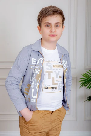 بدلة ولادي 3 قطع تيشيرت لون أبيض بكتابات و جاكيت لون موف فاتح بياقة مطوية مزين بكتابات من الأمام مع بنطلون بيج غامق بجيوب من الجانبين و الخلف 