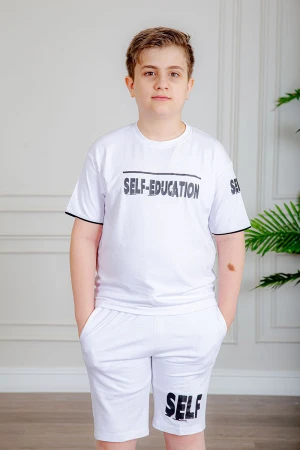 ترنج ولادي قطعتين لون أبيض تيشيرت بكتابات من الأمام و شورت بكتابات من الأمام و جيوب من الجانبين 