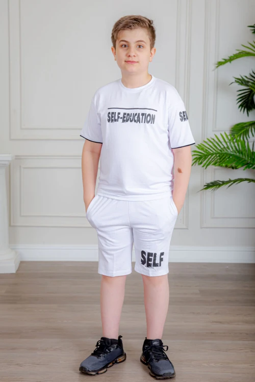 ترنج ولادي قطعتين لون أبيض تيشيرت بكتابات من الأمام و شورت بكتابات من الأمام و جيوب من الجانبين