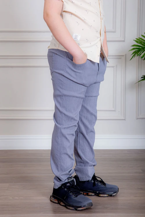 بدلة ولادي قطعتين قميص لون بيج فاتح بأزرار من الأمام و بنطلون لون موف فاتح بجيوب من الجانبين و الخلف