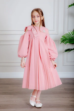 فستان بناتي لون وردي بياقة دائرية و أكمام طويلة مكشوفة من الأكتاف مزينة بفيونكة في الكتف الأيمن و بروش من الأمام مع حزام في الخلف و بكسرات من الأمام و الخلف 