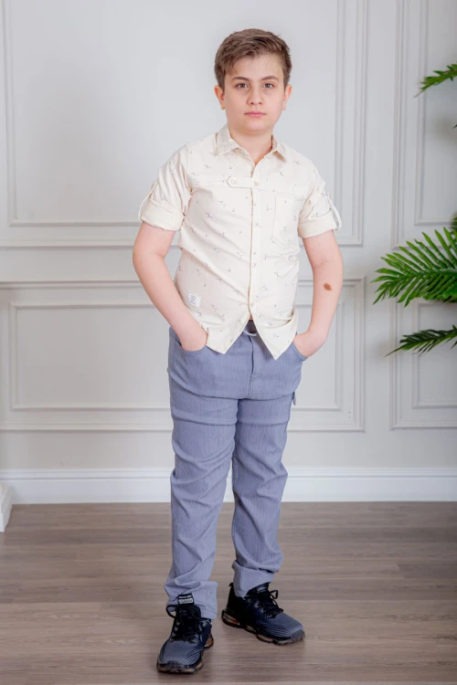 بدلة ولادي قطعتين قميص لون بيج فاتح بأزرار من الأمام و بنطلون لون موف فاتح بجيوب من الجانبين و الخلف