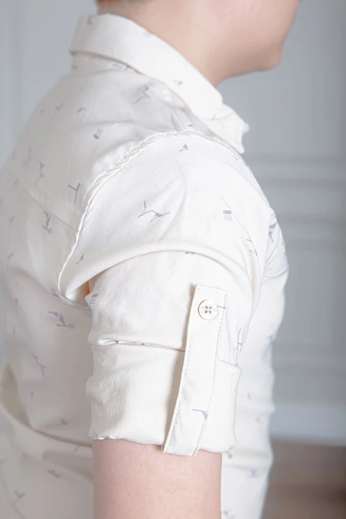 بدلة ولادي قطعتين قميص لون بيج فاتح بأزرار من الأمام و بنطلون لون موف فاتح بجيوب من الجانبين و الخلف