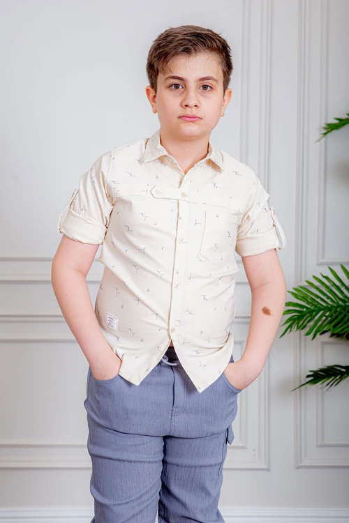 بدلة ولادي قطعتين قميص لون بيج فاتح بأزرار من الأمام و بنطلون لون موف فاتح بجيوب من الجانبين و الخلف