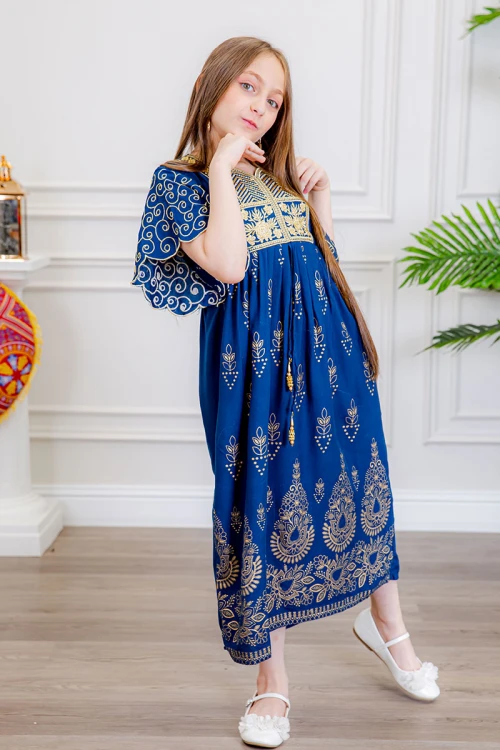 جلابية بناتي لون أزرق مزينة بتطريز ذهبي ذو أكمام ميدي و رباط  من الأمام