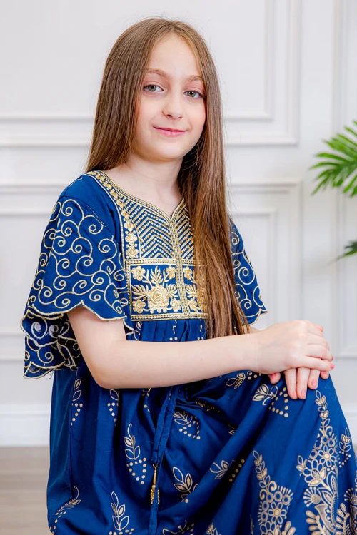 جلابية بناتي لون أزرق مزينة بتطريز ذهبي ذو أكمام ميدي و رباط  من الأمام