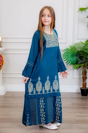 جلابية بناتي لون أزرق مزينة بتطريز بيج ذو أكمام طويلة 