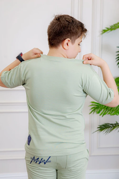 ترنج ولادي قطعتين لون تفاحي تيشيرت بكتابات من الأمام و الخلف و بنطلون بجيوب من الجانبين و الخلف و برباط في الخصر