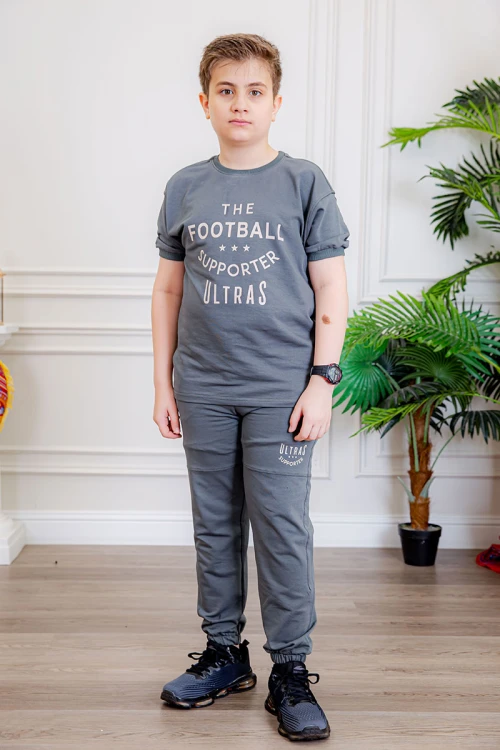 ترنج ولادي قطعتين لون رمادي تيشيرت بكتابات من الأمام و الخلف و بنطلون بجيوب من الجانبين و الخلف