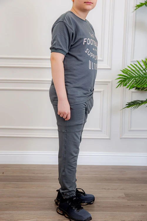 ترنج ولادي قطعتين لون رمادي تيشيرت بكتابات من الأمام و الخلف و بنطلون بجيوب من الجانبين و الخلف