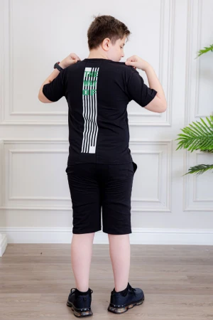 ترنج ولادي قطعتين لون أسود تيشيرت بكتابات و طبعات من الأمام و الخلف و شورت بكتابات من الأمام و جيوب من الجانبين و رباط في الخصر