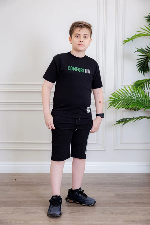 ترنج ولادي قطعتين لون أسود تيشيرت بكتابات و طبعات من الأمام و الخلف و شورت بكتابات من الأمام و جيوب من الجانبين و رباط في الخصر