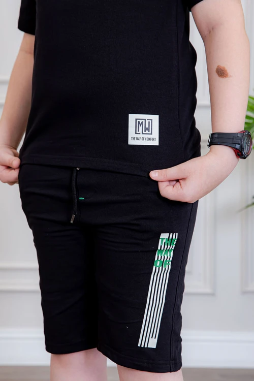 ترنج ولادي قطعتين لون أسود تيشيرت بكتابات و طبعات من الأمام و الخلف و شورت بكتابات من الأمام و جيوب من الجانبين و رباط في الخصر