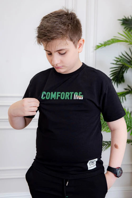 ترنج ولادي قطعتين لون أسود تيشيرت بكتابات و طبعات من الأمام و الخلف و شورت بكتابات من الأمام و جيوب من الجانبين و رباط في الخصر