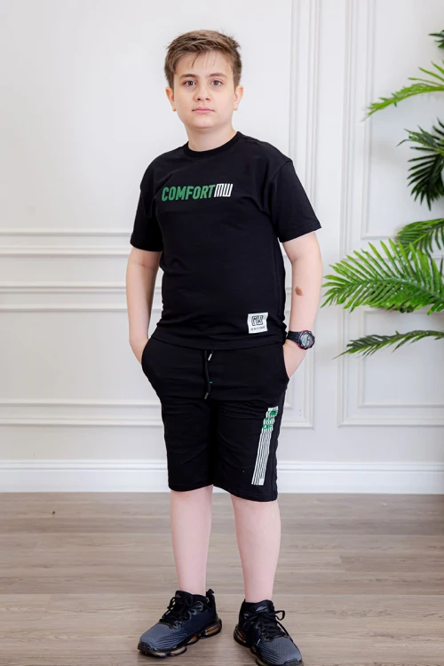 ترنج ولادي قطعتين لون أسود تيشيرت بكتابات و طبعات من الأمام و الخلف و شورت بكتابات من الأمام و جيوب من الجانبين و رباط في الخصر