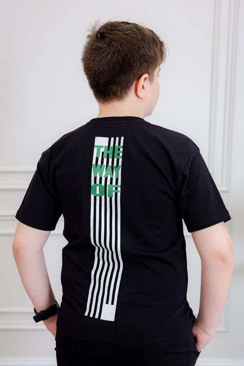 ترنج ولادي قطعتين لون أسود تيشيرت بكتابات و طبعات من الأمام و الخلف و شورت بكتابات من الأمام و جيوب من الجانبين و رباط في الخصر