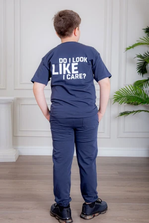 ترنج ولادي قطعتين لون كحلي تيشيرت بكتابات من الأمام و الخلف و بنطلون طويل بكتابات من الأمام و جيوب من الجانبين و الخلف و رباط في الخصر 