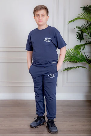 ترنج ولادي قطعتين لون كحلي تيشيرت بكتابات من الأمام و الخلف و بنطلون طويل بكتابات من الأمام و جيوب من الجانبين و الخلف و رباط في الخصر 