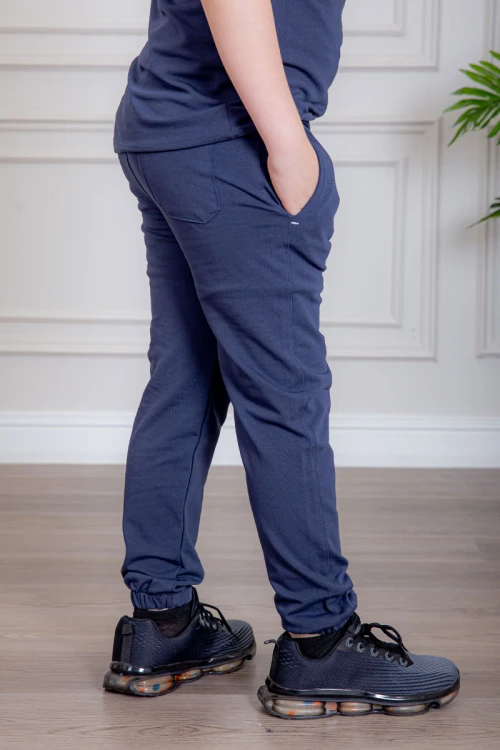 ترنج ولادي قطعتين لون كحلي تيشيرت بكتابات من الأمام و الخلف و بنطلون طويل بكتابات من الأمام و جيوب من الجانبين و الخلف و رباط في الخصر