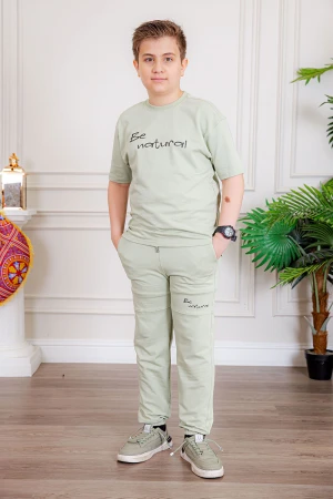 ترنج ولادي قطعتين لون تفاحي تيشيرت بكتابات من الأمام و الخلف و بنطلون طويل بكتابات من الأمام و جيوب من الجانبين و الخلف و رباط في الخصر 