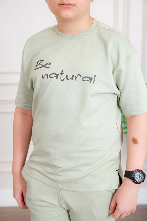 ترنج ولادي قطعتين لون تفاحي تيشيرت بكتابات من الأمام و الخلف و بنطلون طويل بكتابات من الأمام و جيوب من الجانبين و الخلف و رباط في الخصر