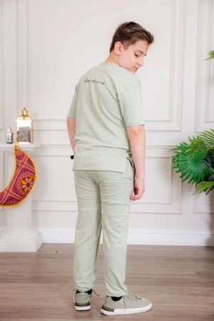 ترنج ولادي قطعتين لون تفاحي تيشيرت بكتابات من الأمام و الخلف و بنطلون طويل بكتابات من الأمام و جيوب من الجانبين و الخلف و رباط في الخصر 