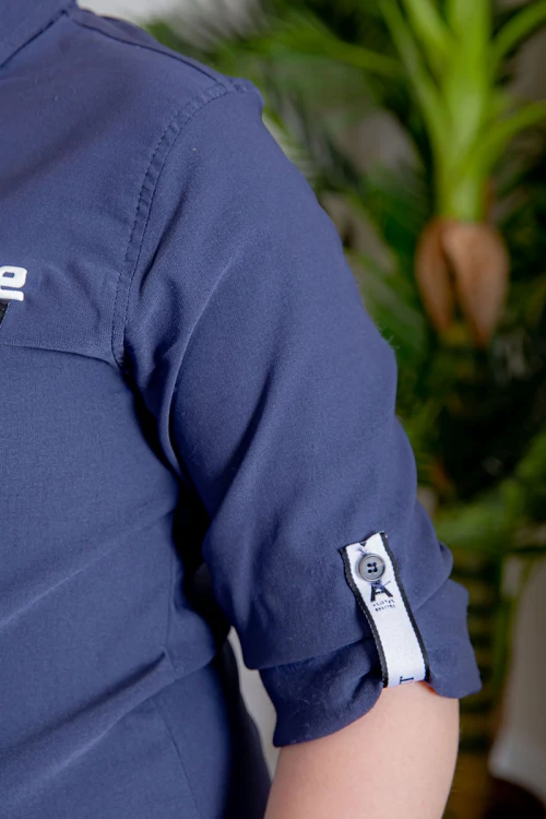 بدلة ولادي قطعتين قميص لون كحلي بأزرار و كتابات من الأمام و شورت لون أبيض مخطط بجيوب من الجانبين و الخلف